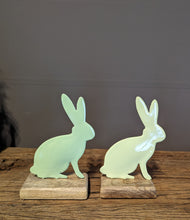Lade das Bild in den Galerie-Viewer, Dezent glänzender Hase aus Metall in zwei verschiedenen Farbtönen auf Holzfuß
