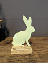 Lade das Bild in den Galerie-Viewer, Dezent glänzender Hase aus Metall in zwei verschiedenen Farbtönen auf Holzfuß
