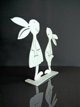 Lade das Bild in den Galerie-Viewer, Entspanntes Hasenpaar in weiß aus Aluminium für drinnen &amp; draußen
