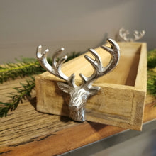 Lade das Bild in den Galerie-Viewer, Massives Holztablett mit zwei Hirschköpfen in antiksilber (Holzunikat) - moderner rustikaler Charme
