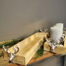 Lade das Bild in den Galerie-Viewer, Massives Holztablett mit zwei Hirschköpfen in antiksilber (Holzunikat) - moderner rustikaler Charme