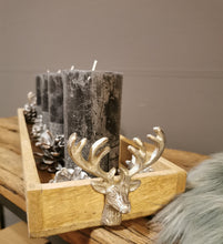 Lade das Bild in den Galerie-Viewer, Massives Holztablett mit zwei Hirschköpfen in antiksilber (Holzunikat) - moderner rustikaler Charme