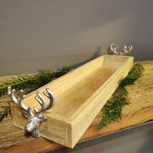 Lade das Bild in den Galerie-Viewer, Massives Holztablett mit zwei Hirschköpfen in antiksilber (Holzunikat) - moderner rustikaler Charme