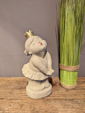 Lade das Bild in den Galerie-Viewer, Zuckersüße Ballerina in vier möglichen Varianten - HANDMADE aus Steinguss, naturton (frostfest bis -30 Grad)