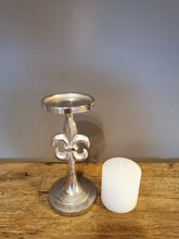 Lade das Bild in den Galerie-Viewer, Wunderschöner Kerzenleuchter "Fleur de Lille" in antiksilber in zwei Größen (inkl. Kerze)