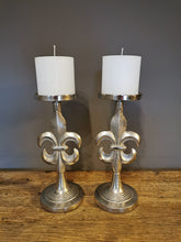 Lade das Bild in den Galerie-Viewer, Wunderschöner Kerzenleuchter "Fleur de Lille" in antiksilber in zwei Größen (inkl. Kerze)