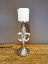 Lade das Bild in den Galerie-Viewer, Wunderschöner Kerzenleuchter "Fleur de Lille" in antiksilber in zwei Größen (inkl. Kerze)