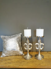 Lade das Bild in den Galerie-Viewer, Wunderschöner Kerzenleuchter "Fleur de Lille" in antiksilber in zwei Größen (inkl. Kerze)
