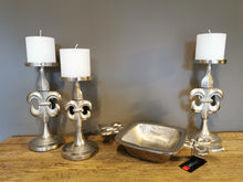 Lade das Bild in den Galerie-Viewer, Wunderschöner Kerzenleuchter "Fleur de Lille" in antiksilber in zwei Größen (inkl. Kerze)