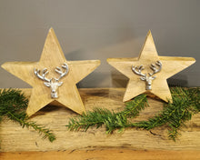 Lade das Bild in den Galerie-Viewer, Massiver Holzstern mit Hirschkopf in antiksilber (Holzunikat) - moderner rustikaler Charme