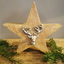 Lade das Bild in den Galerie-Viewer, Massiver Holzstern mit Hirschkopf in antiksilber (Holzunikat) - moderner rustikaler Charme