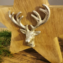 Lade das Bild in den Galerie-Viewer, Massiver Holzstern mit Hirschkopf in antiksilber (Holzunikat) - moderner rustikaler Charme
