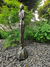 Lade das Bild in den Galerie-Viewer, Edles und modernes Paar - HANDMADE-Statue aus Steinguss mit anthrazit-goldener Patina (frostfest bis -30 Grad)