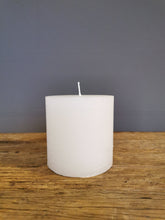 Lade das Bild in den Galerie-Viewer, Wunderschöner Kerzenleuchter "Fleur de Lille" in antiksilber in zwei Größen (inkl. Kerze)