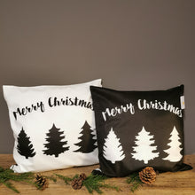 Lade das Bild in den Galerie-Viewer, "Merry Christmas" Motiv-Samtkissen in weiß-schwarz super für Mix & Match-Deko, 45 x 45 (Hülle inkl. Inlett)