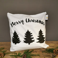 Lade das Bild in den Galerie-Viewer, "Merry Christmas" Motiv-Samtkissen in weiß-schwarz super für Mix & Match-Deko, 45 x 45 (Hülle inkl. Inlett)