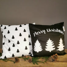 Lade das Bild in den Galerie-Viewer, "Merry Christmas" Motiv-Samtkissen in weiß-schwarz super für Mix & Match-Deko, 45 x 45 (Hülle inkl. Inlett)