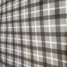 Lade das Bild in den Galerie-Viewer, Moderner ChaletChic: Samtkissen mit Hirschkopf in grau kariert, 45 x 45 (Hülle inkl. Inlett)