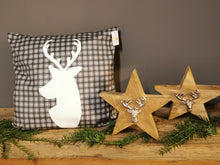 Lade das Bild in den Galerie-Viewer, Massiver Holzstern mit Hirschkopf in antiksilber (Holzunikat) - moderner rustikaler Charme