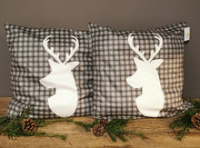 Lade das Bild in den Galerie-Viewer, Moderner ChaletChic: Samtkissen mit Hirschkopf in grau kariert, 45 x 45 (Hülle inkl. Inlett)