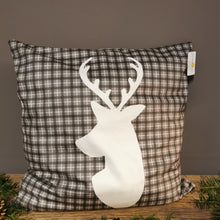 Lade das Bild in den Galerie-Viewer, Moderner ChaletChic: Samtkissen mit Hirschkopf in grau kariert, 45 x 45 (Hülle inkl. Inlett)