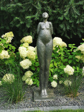 Lade das Bild in den Galerie-Viewer, &quot;Arrogante Dame&quot; - HANDMADE-Statue aus Steinguss mit anthrazit-goldener Patina in drei Varianten (frostfest -30 Grad)
