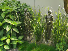 Lade das Bild in den Galerie-Viewer, "Arrogante Dame" - HANDMADE-Statue aus Steinguss mit anthrazit-goldener Patina in drei Varianten (frostfest -30 Grad)