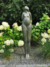 Lade das Bild in den Galerie-Viewer, &quot;Arrogante Dame&quot; - HANDMADE-Statue aus Steinguss mit anthrazit-goldener Patina in drei Varianten (frostfest -30 Grad)
