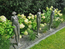 Lade das Bild in den Galerie-Viewer, "Arrogante Dame" - HANDMADE-Statue aus Steinguss mit anthrazit-goldener Patina in drei Varianten (frostfest -30 Grad)