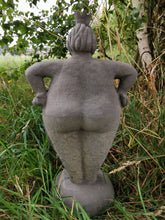 Lade das Bild in den Galerie-Viewer, "Stehende lustige Dame" - HANDMADE aus Steinguss, mit Krone, naturton (frostfest bis -30 Grad)