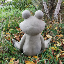 Lade das Bild in den Galerie-Viewer, Großer und schwerer Meditations-Frosch zum Entspannen im Naturton HANDMADE aus Steinguss (frostfest -30 Grad)