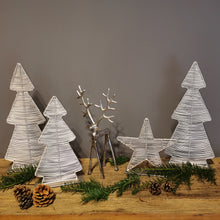 Lade das Bild in den Galerie-Viewer, Stylischer Weihnachtsstern aus Metall in mattem Silberton