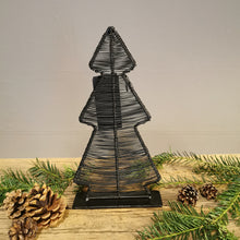Lade das Bild in den Galerie-Viewer, Stylischer Weihnachtsbaum aus Metall in Schwarz in zwei Größen