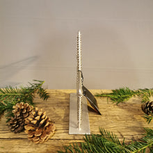 Lade das Bild in den Galerie-Viewer, Stylischer Weihnachtsstern aus Metall in mattem Silberton
