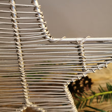 Lade das Bild in den Galerie-Viewer, Stylischer Weihnachtsstern aus Metall in mattem Silberton