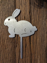 Lade das Bild in den Galerie-Viewer, Putziger Hase zum Stecken in Aluminium naturfarben für drinnen & draußen