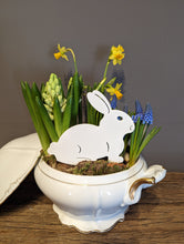 Lade das Bild in den Galerie-Viewer, Putziger Hase zum Stecken in weiß aus Aluminium für drinnen & draußen