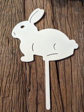 Lade das Bild in den Galerie-Viewer, Putziger Hase zum Stecken in weiß aus Aluminium für drinnen & draußen