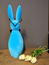 Lade das Bild in den Galerie-Viewer, Großer fröhlicher Hase in türkisblau mit Brille und Fliege