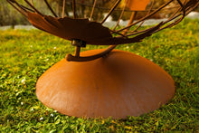 Lade das Bild in den Galerie-Viewer, Edelrost-Weltkugel XXL, drehbar, eine ausgefallene Gartendeko z.B. für Weltenbummler