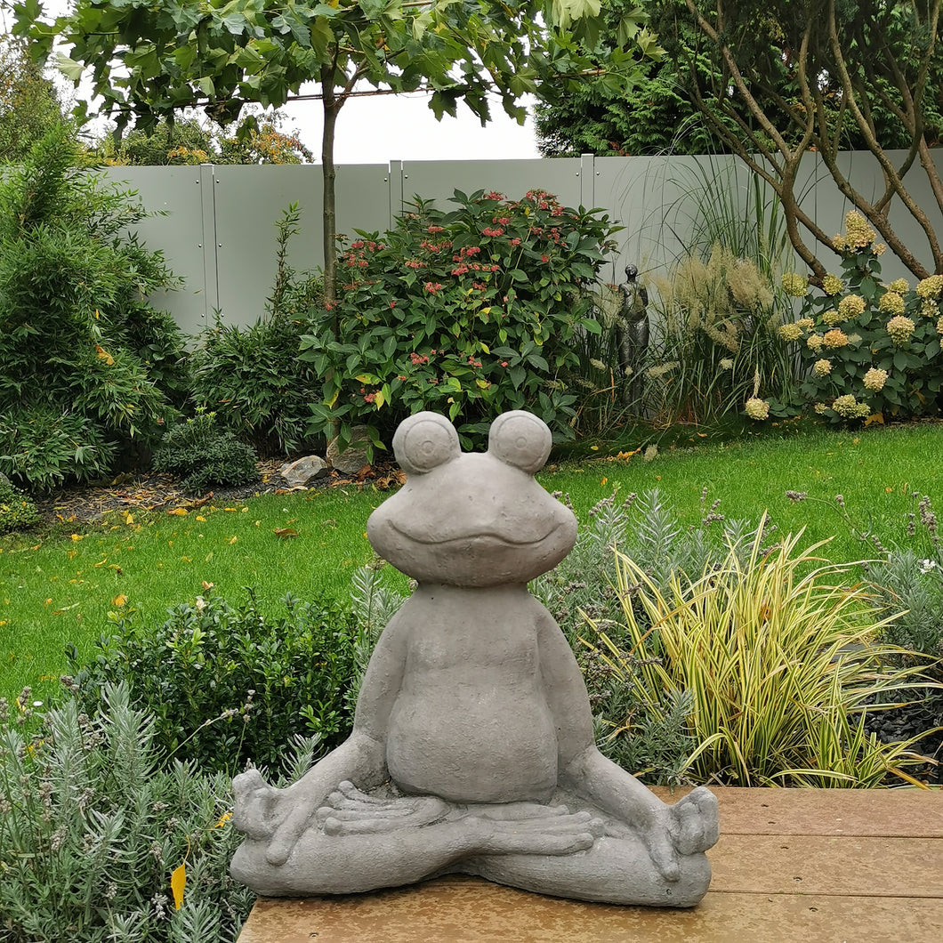 Großer und schwerer Meditations-Frosch zum Entspannen im Naturton HANDMADE aus Steinguss (frostfest -30 Grad)
