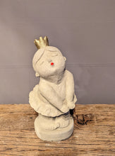 Lade das Bild in den Galerie-Viewer, Zuckersüße Ballerina in vier möglichen Varianten - HANDMADE aus Steinguss, naturton (frostfest bis -30 Grad)