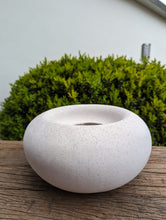 Lade das Bild in den Galerie-Viewer, Fire Bowl von Leeff - Moderne Steinfeuerschale als Tischfeuer mit Bioethanolbefeuerung
