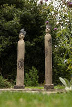 Lade das Bild in den Galerie-Viewer, Gartenstatue Steinguss Beetschlaefer Alwin und Alwine Ansgar mit Krone Gartendeko Alrabi
