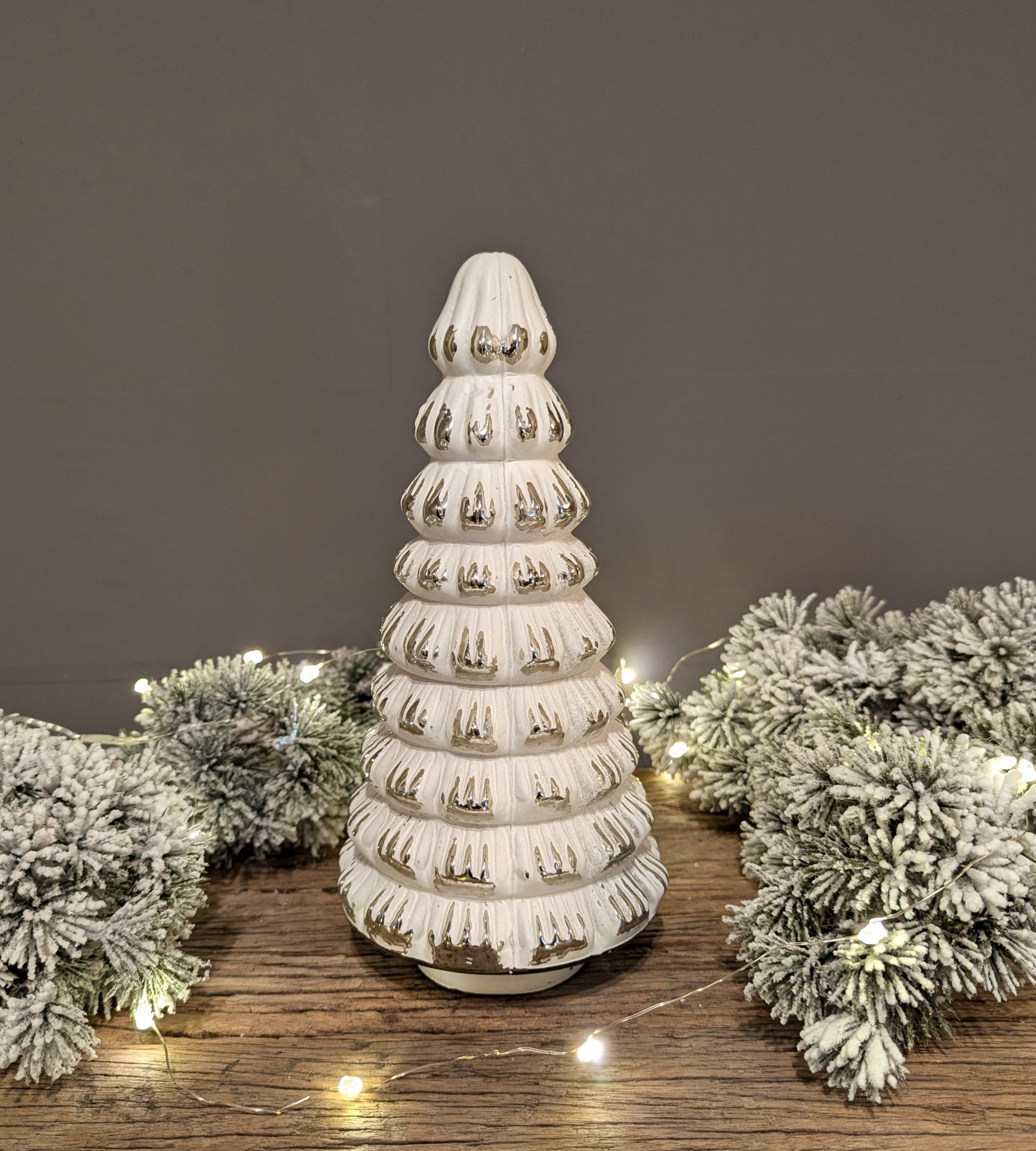 Edler Deko-Weihnachtsbaum aus Glas in einem mattweiß-silber Vintage-St – ALRABI Metall & Design