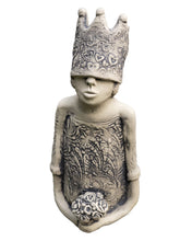 Lade das Bild in den Galerie-Viewer, Gartendeko Kronenwächterin Florentine Gartenstatue von Künstlerin Sasch Kunsthandwerk Steinguss Alrabi
