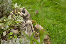 Lade das Bild in den Galerie-Viewer, Verträumte Gartendeko Kronenwächterin Florentine Gartenstatue Steinguss Alrabi
