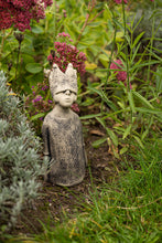 Lade das Bild in den Galerie-Viewer, Kronenwächterin Luise Gartenfigur von Künstlerin Sasch Kunsthandwerk Steinguss Alrabi frostfest
