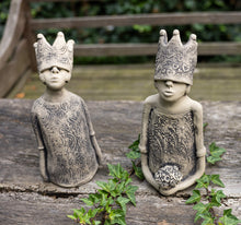 Lade das Bild in den Galerie-Viewer, Frostfest Kronenwächterinnen Florentine und Luise Gartenfiguren von Künstlerin Sasch Kunsthandwerk Steinguss Alrabi
