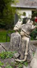 Lade das Bild in den Galerie-Viewer, Steinguss Kronenwächterinnen Florentine und Luise Gartenfiguren Gartendeko Alrabi
